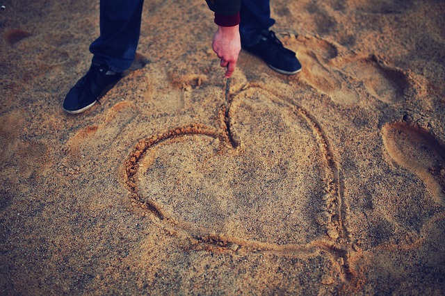 heart-in-sand-640x426